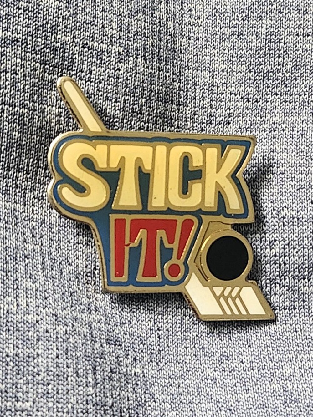 Stick IT Hockey Pin – Novelty Stick & Puck Graphic – Collectible